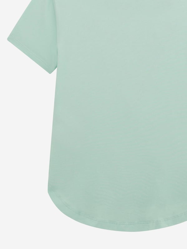Introducing the exquisite Girls High Low T-Shirt in Green by Guess, a sophisticated addition to your young lady's SS2025 wardrobe. Elegantly crafted with meticulous attention to detail, this designer t-shirt blends timeless elegance with contemporary style cues. Key features include Distinctive High Low Cut A modern silhouette that adds a touch of fashion-forward flair. Lush Green Hue A vibrant, eye-catching colour that radiates style matches versatile looks. Premium Fabrication Crafted from superior materials for unparalleled comfort and durability.Elevate her ensemble with this stylish and practical piece from Guess. Perfect for any occasion!