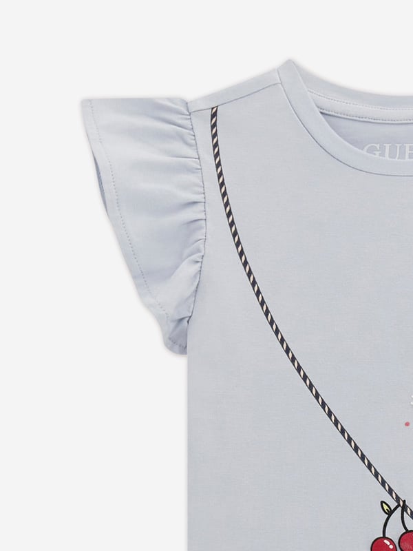 Introducing the Girls Bag Print T-Shirt in Blue by Guess, an exquisite addition to any young girl's wardrobe for SS2025. Impeccably designed, this t-shirt is a harmonious blend of fashion-forward style and unrivalled comfort. Chic Bag Print Featuring a charming and stylish bag motif, perfect for making a fashionable statement. Luxurious Comfort Crafted with soft, premium materials, ensuring all-day ease and comfort. Vibrant Blue Hue A delightful shade of blue that complements its playful design, ideal for versatile styling.Elevate her look this season with this standout t-shirt from Guess. A true blend of elegance and whimsy.