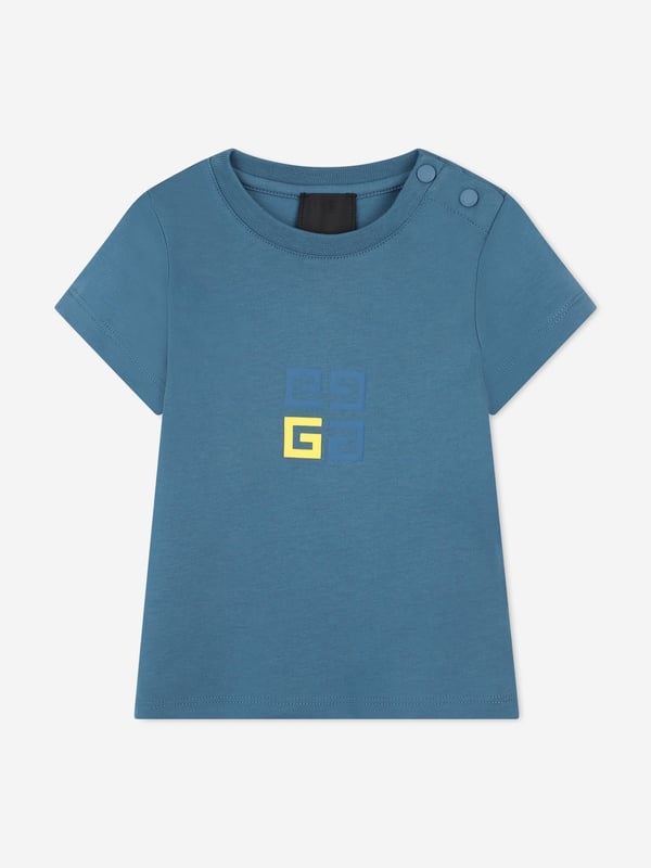 Givenchy's instinctive elegance and preference for demure abstracts are embodied in this baby boys blue ashes short sleeve t-shirt. Made in organic cotton with beautiful Givenchy and 4G printing. They will emanate style and confidence. Organic Cotton Jersey Shoulder Snaps Closure Green Around 100 Cotton
