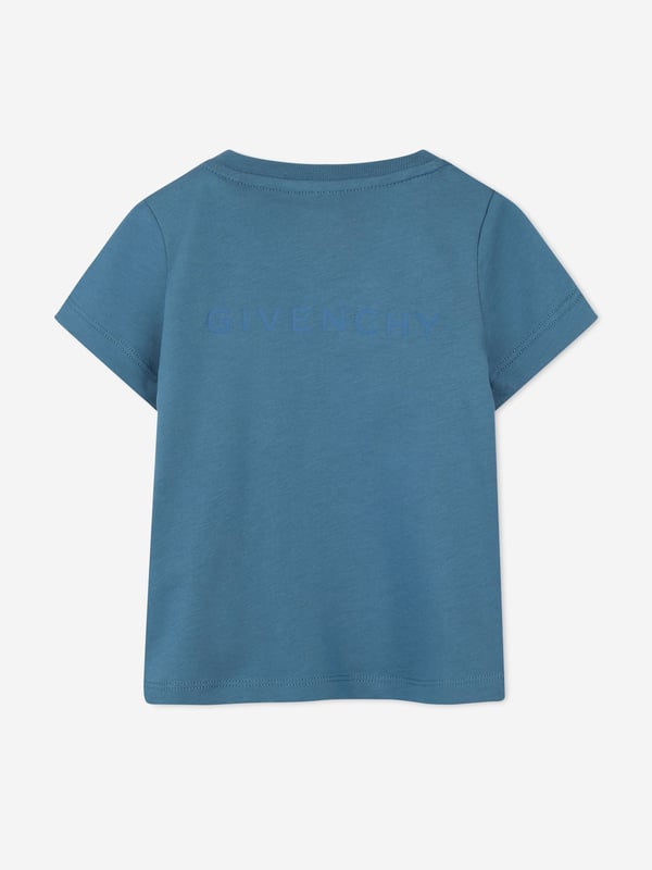 Givenchy's instinctive elegance and preference for demure abstracts are embodied in this baby boys blue ashes short sleeve t-shirt. Made in organic cotton with beautiful Givenchy and 4G printing. They will emanate style and confidence. Organic Cotton Jersey Shoulder Snaps Closure Green Around 100 Cotton