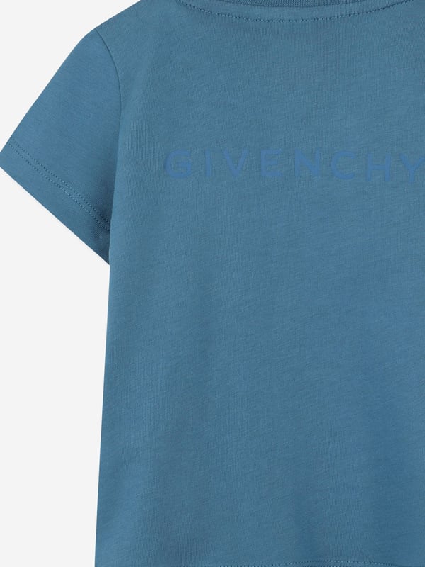 Givenchy's instinctive elegance and preference for demure abstracts are embodied in this baby boys blue ashes short sleeve t-shirt. Made in organic cotton with beautiful Givenchy and 4G printing. They will emanate style and confidence. Organic Cotton Jersey Shoulder Snaps Closure Green Around 100 Cotton