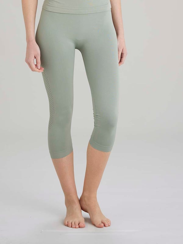 Pretty Polly Active-Wear Capri Leggings are a seamless cropped legging which features a patterned mesh panels detail at the bottom of the leg for added breathability. Perfect for Yoga or Pilates or just relaxing at home. The fabric is soft and comfortable and is predominantly made from recycled yarn.