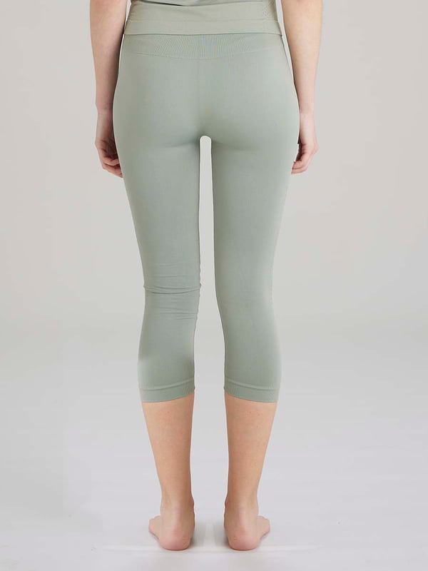 Pretty Polly Active-Wear Capri Leggings are a seamless cropped legging which features a patterned mesh panels detail at the bottom of the leg for added breathability. Perfect for Yoga or Pilates or just relaxing at home. The fabric is soft and comfortable and is predominantly made from recycled yarn.