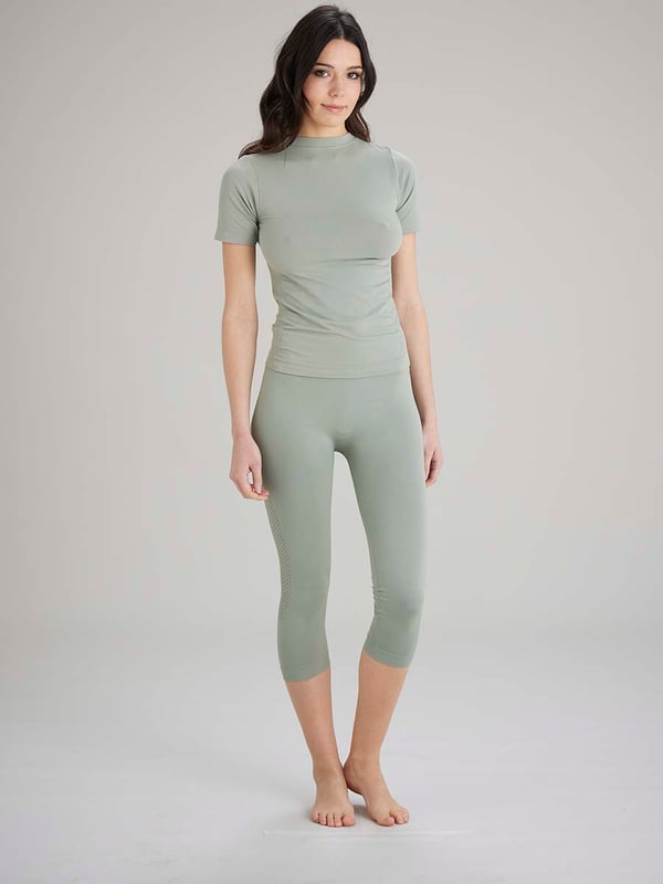 Pretty Polly Active-Wear Capri Leggings are a seamless cropped legging which features a patterned mesh panels detail at the bottom of the leg for added breathability. Perfect for Yoga or Pilates or just relaxing at home. The fabric is soft and comfortable and is predominantly made from recycled yarn.