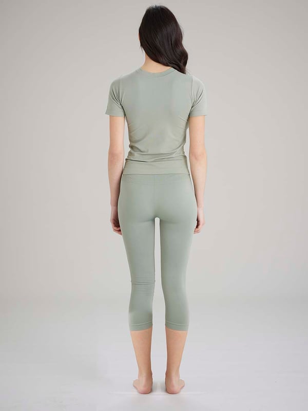 Pretty Polly Active-Wear Capri Leggings are a seamless cropped legging which features a patterned mesh panels detail at the bottom of the leg for added breathability. Perfect for Yoga or Pilates or just relaxing at home. The fabric is soft and comfortable and is predominantly made from recycled yarn.