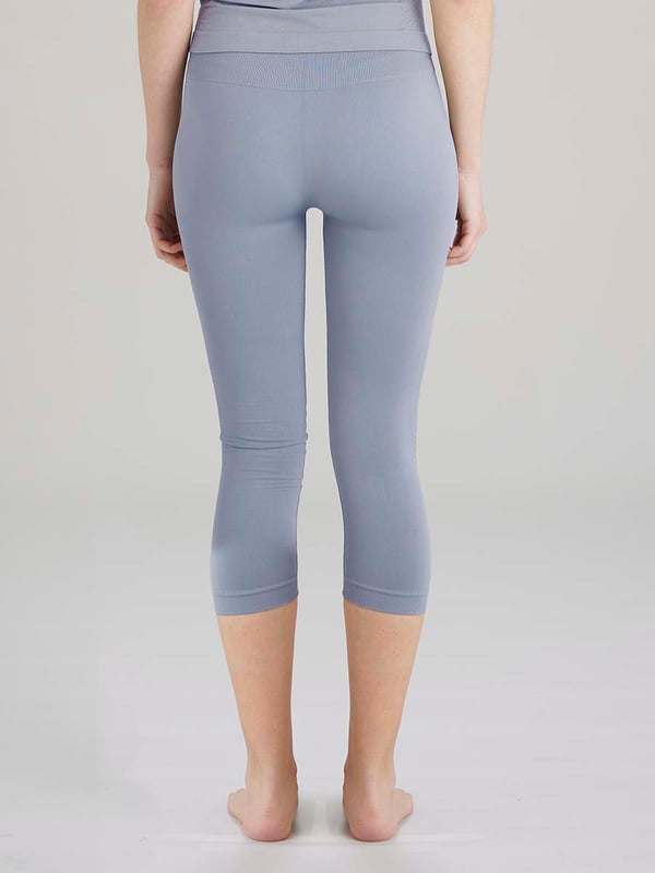 Pretty Polly Active-Wear Capri Leggings are a seamless cropped legging which features a patterned mesh panels detail at the bottom of the leg for added breathability. Perfect for Yoga or Pilates or just relaxing at home. The fabric is soft and comfortable and is predominantly made from recycled yarn.