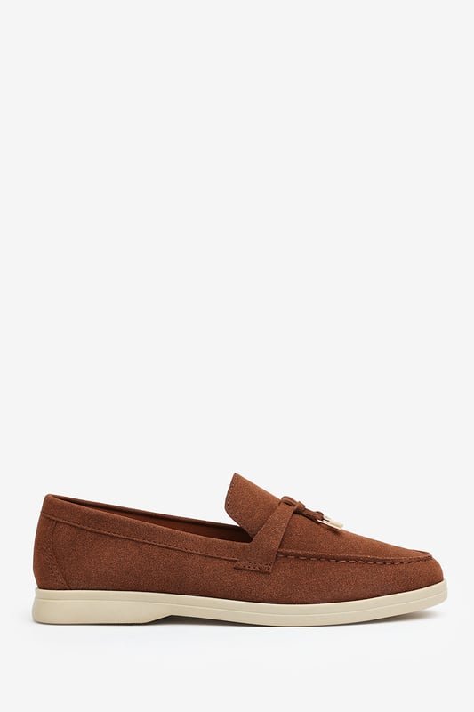 Wheres That From Womens 'Pegasus' Slip On Trim Loafers With Accessory Detailing Stay effortlessly chic in our Pegasus Slip On Trim Loafers, crafted in soft faux suede with a playful front accessory. Designed for everyday elegance, these loafers feature a cushioned memory foam insole and breathable lining for all-day comfort. The slip-on design and rubber sole offer ease and traction, making them perfect for work, weekends, or casual evenings out. Key Features: • Material: Faux suede upper with breathable, odor-resistant foam lining • Design: Flat dolly sliders with charm accessory detail • Closure: Easy slip-on design