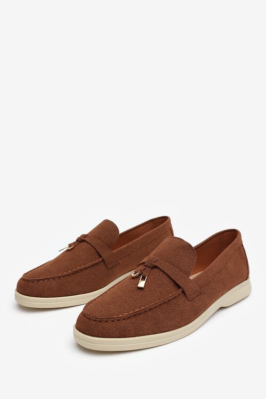 Wheres That From Womens 'Pegasus' Slip On Trim Loafers With Accessory Detailing Stay effortlessly chic in our Pegasus Slip On Trim Loafers, crafted in soft faux suede with a playful front accessory. Designed for everyday elegance, these loafers feature a cushioned memory foam insole and breathable lining for all-day comfort. The slip-on design and rubber sole offer ease and traction, making them perfect for work, weekends, or casual evenings out. Key Features: • Material: Faux suede upper with breathable, odor-resistant foam lining • Design: Flat dolly sliders with charm accessory detail • Closure: Easy slip-on design
