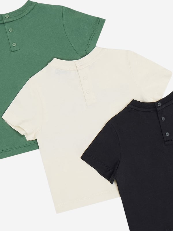 Baby Boys T-Shirt Set (3 Pack) in Navy Introducing the exquisite Baby Boys T-Shirt Set 3 Pack in Navy by Emporio Armani, the pinnacle of style for SS2025. Crafted with discerning attention to detail, this set is an essential addition to any young gentleman's wardrobe. Key features include Classic Navy Hue Elegant and timeless, perfect for versatile styling. Signature Armani Charm Each T-shirt bears the iconic Armani logo, reflecting high-end fashion prestige. Premium Fabric Constructed with soft, breathable cotton to ensure comfort for all-day wear.Enhance your little one's ensemble with a touch of luxury. Order now and redefine boyish charm with Emporio Armani.