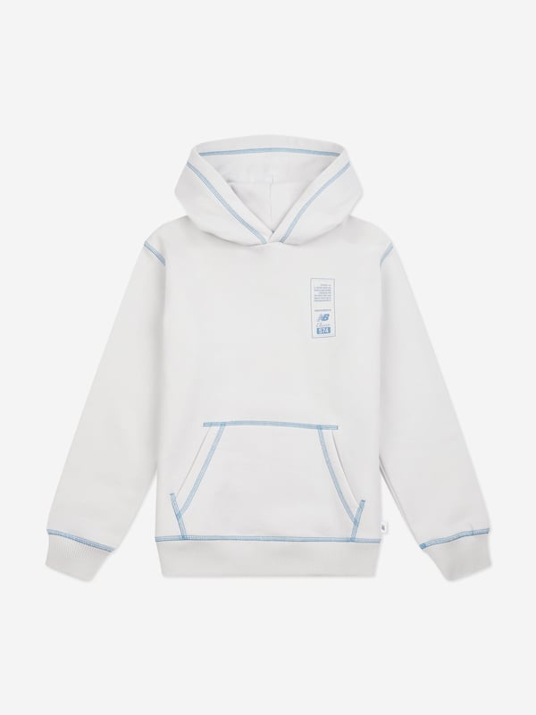 New Balance combine modern innovation with classic portraits. This boys grey matter hoodie is a captivating construction. It showcases a kangaroo pocket, hood and distinctive logo. A versatile, effortlessly stylish piece to adore. Ribbed Trims 80 Cotton, 20 Polyester