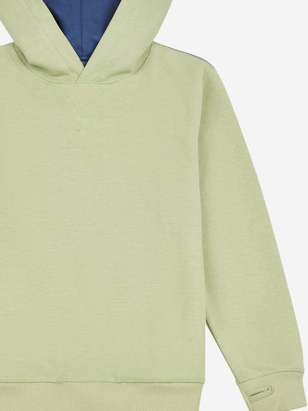 New Balance Boys Premium Contrast Hoodie in Green Introducing the Boys Premium Contrast Hoodie in Green by New Balance Apparel, an essential addition to your young gentleman's wardrobe for SS2025. Exuding both elegance and casual charm, this hoodie promises to be a favourite. Key features include Dynamic Contrast Detailing Striking green hues paired with subtle contrasts for a sophisticated yet sporty look. Exceptional Comfort Crafted from premium fabrics, ensuring it's as comfortable as it is stylish. Versatile Design Ideal for both active and leisurely days.Elevate your boy's style quotient this season with this exquisite piece. Order now!