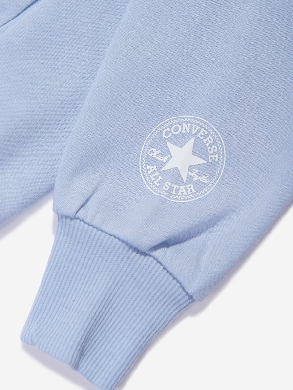 Converse combine 70s nostalgia with new innovative properties. This girls cloudy daze hoodie is reflective of the American label's preference for authentic streetwear and a reconceptualised utilitarian lifestyle. It showcases a tie-dye multicoloured Converse Chuck Taylor All Star sphere print via ribbed trims and side pockets. It will be a long-term favourite. Straight Hem Converse Chuck Taylor All Star Print On the Side 100 Polyester
