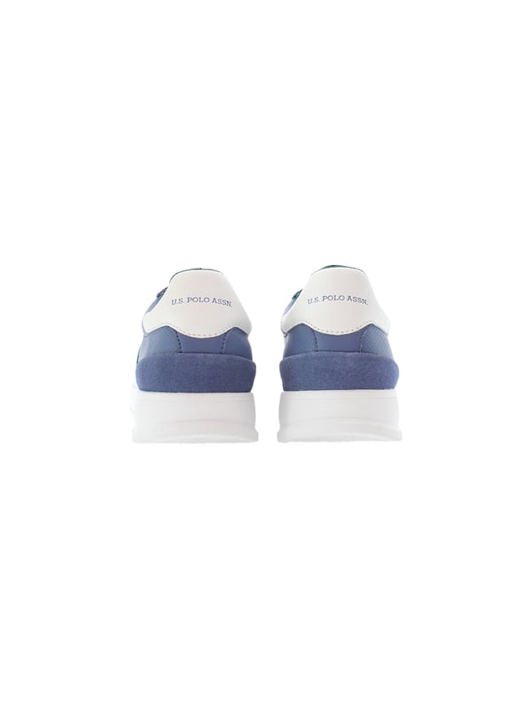 Die Herren-Sneaker von U.S. Polo Assn. überzeugen mit einem sportlich-eleganten Look und liebevollen Details wie dem seitlichen Label-Print und dem charakteristischen Badge auf der Zunge. Die klassische Schnürung sorgt für sicheren Halt, während gepolsterter Schaftrand und Innensohle ein angenehmes Tragegefühl bieten. Abgerundet wird das Design durch eine rutschfeste Gummilaufsohle, die sowohl im Alltag als auch in der Freizeit für Komfort und Stabilität sorgt.
