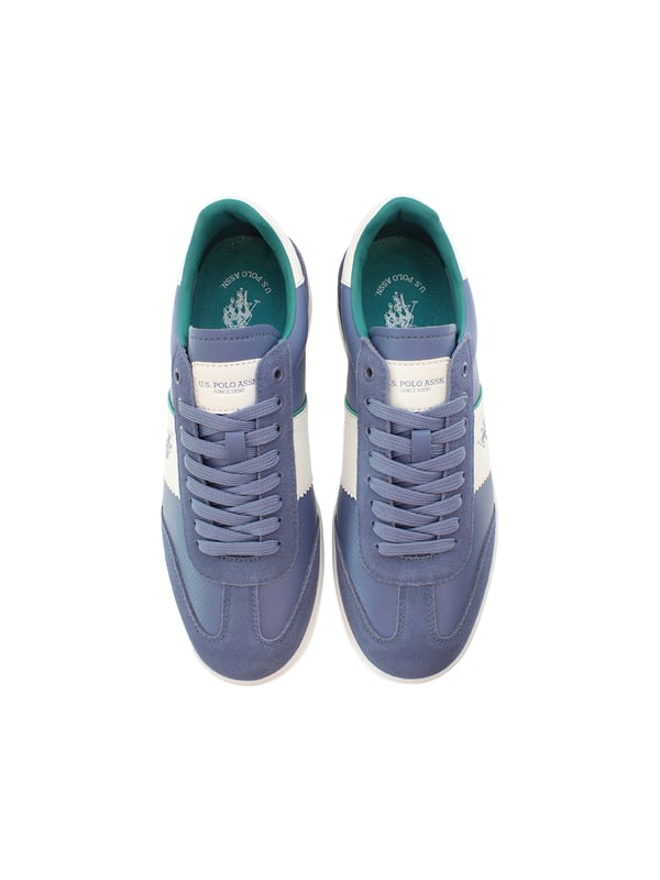 Die Herren-Sneaker von U.S. Polo Assn. überzeugen mit einem sportlich-eleganten Look und liebevollen Details wie dem seitlichen Label-Print und dem charakteristischen Badge auf der Zunge. Die klassische Schnürung sorgt für sicheren Halt, während gepolsterter Schaftrand und Innensohle ein angenehmes Tragegefühl bieten. Abgerundet wird das Design durch eine rutschfeste Gummilaufsohle, die sowohl im Alltag als auch in der Freizeit für Komfort und Stabilität sorgt.