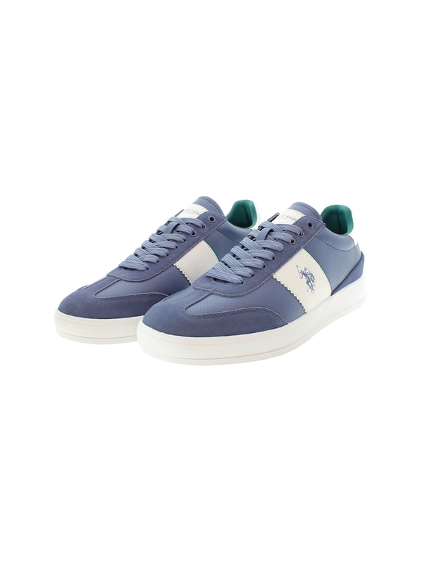 Die Herren-Sneaker von U.S. Polo Assn. überzeugen mit einem sportlich-eleganten Look und liebevollen Details wie dem seitlichen Label-Print und dem charakteristischen Badge auf der Zunge. Die klassische Schnürung sorgt für sicheren Halt, während gepolsterter Schaftrand und Innensohle ein angenehmes Tragegefühl bieten. Abgerundet wird das Design durch eine rutschfeste Gummilaufsohle, die sowohl im Alltag als auch in der Freizeit für Komfort und Stabilität sorgt.