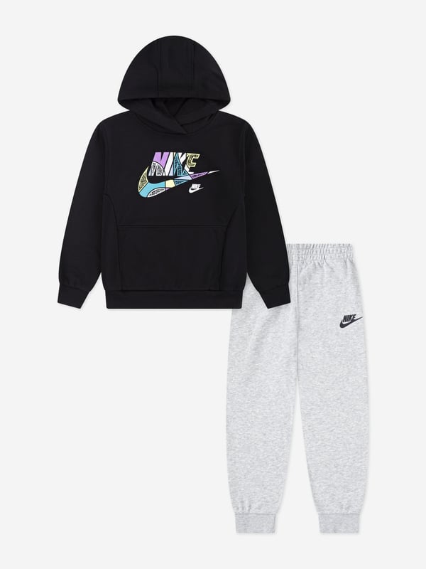 Introducing the Boys NSW Tracksuit in Black by Nike the pinnacle of luxe sportswear for SS2025. Elegantly tailored, this tracksuit assures both style comfort. Here's why it's essential Sophisticated Design Sleek, stylish in classic black. Perfect for any occasion. Premium Comfort Crafted from superior fabrics offering unmatched comfort durability. Versatile Style Ideal for sports, leisure, or casual outings. Elevate his wardrobe with the timeless Nike NSW Tracksuit. Order now for standout SS2025 style!