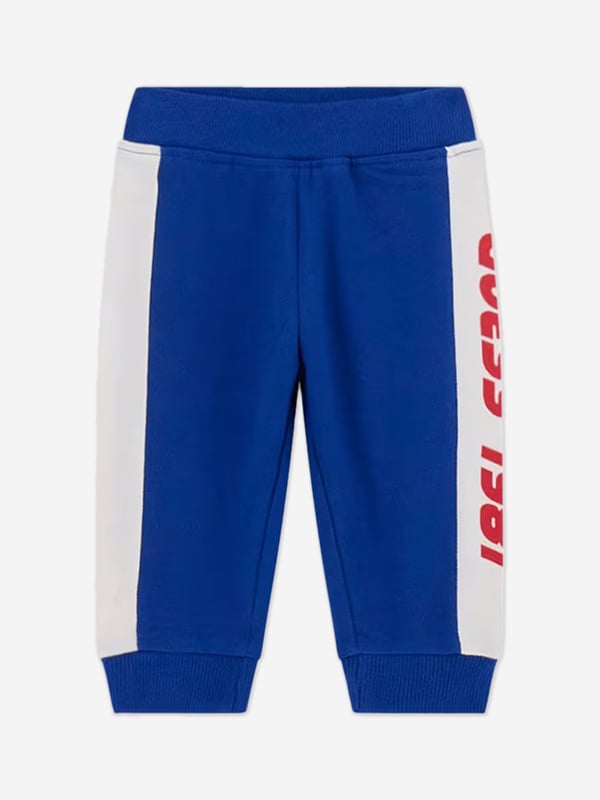 Introduce a splash of chic to your little chap's ensemble with the Guess Baby Boys 3 Piece Tracksuit Set in a radiant blue. Perfectly tailored for SS2025, this set ensures he looks dapper while promising unmatched comfort. Key features include Elegant Design Crafted with care, featuring stylish accents modern tailoring. Supreme Comfort Luxuriously soft fabrics that care for delicate skin. Versatile Wear Ideal for playdates or casual outings. Elevate his wardrobe with this exquisite set by Guess.