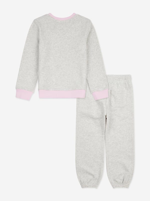 New Balance Girls Logo Tracksuit in Grey Discover the elegance practicality of the New Balance Apparel Girls Logo Tracksuit in Grey, an impeccable choice for SS2025. Crafted meticulously for chic young ladies, this tracksuit merges fashion with function Iconic Brand Motif Stylized New Balance logo ensures a fashionable edge with every outing. Luxurious Comfort Constructed from premium fabrics for a soft, comfortable fit perfect for daily adventures. Stylish Versatility Ideal for both sporty pursuits and casual outings, enhancing any girls wardrobe seamlessly.Elevate her style this season with this exclusive piece. Order now indulge in the blend of comfort and chic design!