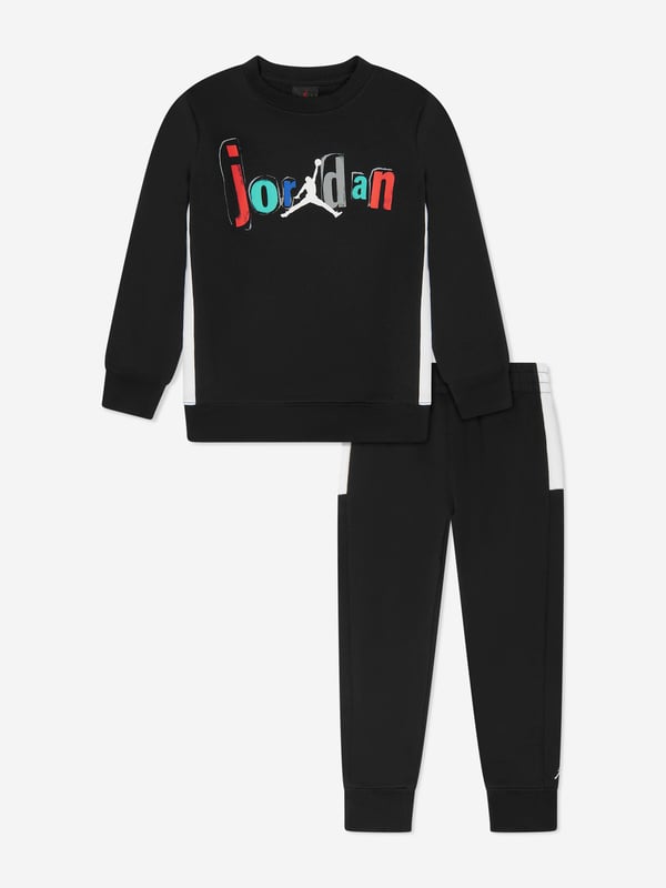 Introducing the Boys Jumpman Team Blocked Tracksuit in Black by Jordan, a premium addition to your boys AW2024 wardrobe. Meticulously crafted for both style and performance, this tracksuit is essential for young trendsetters. Key features include Sleek Design Sharp, clean lines with a bold black colourway for a classic, sporty look. Enhanced Mobility Lightweight fabric that allows free movement, perfect for active boys. Durable Material Constructed with high-quality materials to withstand frequent wear and washing. Iconic Branding Featuring the distinctive Jumpman logo for that touch of exclusivity.Embrace style and comfort with this must-have tracksuit!