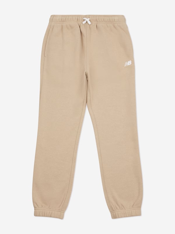 New Balance Boys Brush Back Small Logo Joggers in Beige Introducing the Boys Brush Back Small Logo Joggers in Beige by New Balance, an essential addition to your little one's wardrobe for AW2024. Elegantly designed to blend high-end style with practical comfort, here's what makes these joggers a must-have Subtle Elegance Classic beige with a discreet New Balance logo, perfect for versatile styling. Premium Comfort Crafted from soft, superior fabric ensuring all-day ease and durability. Tailored Fit Snug yet flexible fit suited for playful days and quiet evenings alike. Enhance your boys wardrobe with a touch of class comfort. Order now!