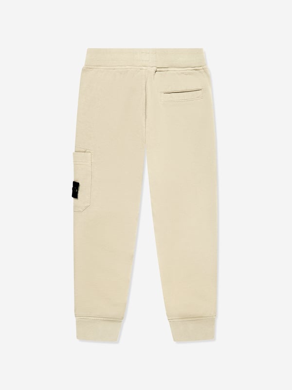 Italian label Stone Island deliver a fresh innovative perspective to their apparel wear. These unisex desert joggers are woven in beautiful organic cotton. They showcase an elasticated waistband, multiple pockets, and the signature detachable Compass badge. Organic Cotton 98, Elastane 2