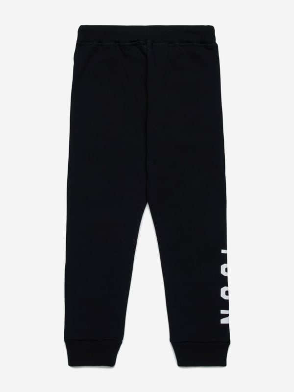 Introducing the refined Kids Icon Joggers in Black by dsquared2 kids, a quintessential piece for any boy or girl's wardrobe for SS2025. Meticulously crafted, these joggers marry both style and comfort flawlessly. Discover their unique attributes Luxurious Comfort Crafted with premium fabrics ensuring all-day ease and a snug feel. Chic Design Timeless black hue accented with the distinct dsquared2 logo for a touch of elegance. Versatile Wear Perfect for both casual outings and stylish gatherings.Elevate your child's ensemble with these exquisite joggers. Shop now!