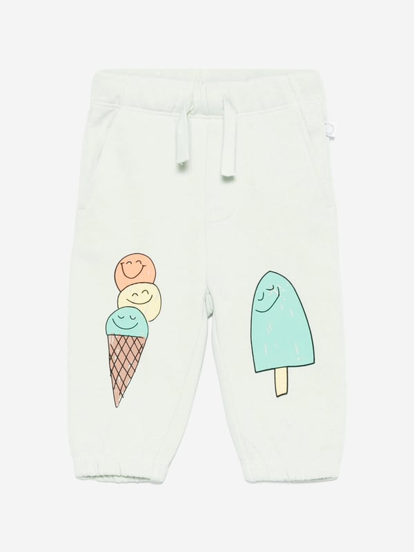 Baby Boys Ice Cream Joggers in Green Introducing the exquisite Baby Boys Ice Cream Joggers in Green by Stella McCartney, a quintessential addition for SS2025! Crafted for the fashion-forward youngster, these joggers blend quintessential charm with playful elegance. Key highlights include Enchanting Ice Cream Motif Designed with a whimsical ice cream print, these joggers ensure your little one is always in vogue. Luxurious Comfort Tailored from premium fabrics, they promise both style and unparalleled comfort. Vibrant Green Hue The lively green shade enhances any outfit, making it perfect for stylish escapades.Revitalise your young one's wardrobe with these stellar joggers from Stella McCartney. Perfect for every little trendsetter!