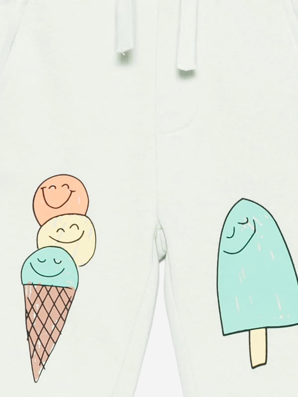 Baby Boys Ice Cream Joggers in Green Introducing the exquisite Baby Boys Ice Cream Joggers in Green by Stella McCartney, a quintessential addition for SS2025! Crafted for the fashion-forward youngster, these joggers blend quintessential charm with playful elegance. Key highlights include Enchanting Ice Cream Motif Designed with a whimsical ice cream print, these joggers ensure your little one is always in vogue. Luxurious Comfort Tailored from premium fabrics, they promise both style and unparalleled comfort. Vibrant Green Hue The lively green shade enhances any outfit, making it perfect for stylish escapades.Revitalise your young one's wardrobe with these stellar joggers from Stella McCartney. Perfect for every little trendsetter!