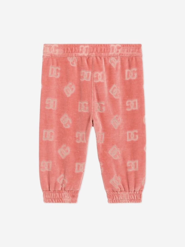 Introducing the exquisite Baby Girls Jacquard Logo Joggers in Pink by Dolce Gabbana, the epitome of Italian craftsmanship perfect for SS2025. Delight in these pristine features Luxuriously Crafted in Italy Ensures supreme quality and enduring charm. Signature Jacquard Logo Emboldens each piece with iconic Dolce Gabbana prestige. Optimal Comfort Tailored from soft fabrics to pamper your little one in luxury.Elevate her wardrobe with this stellar blend of style sophistication! Order now for timeless elegance.