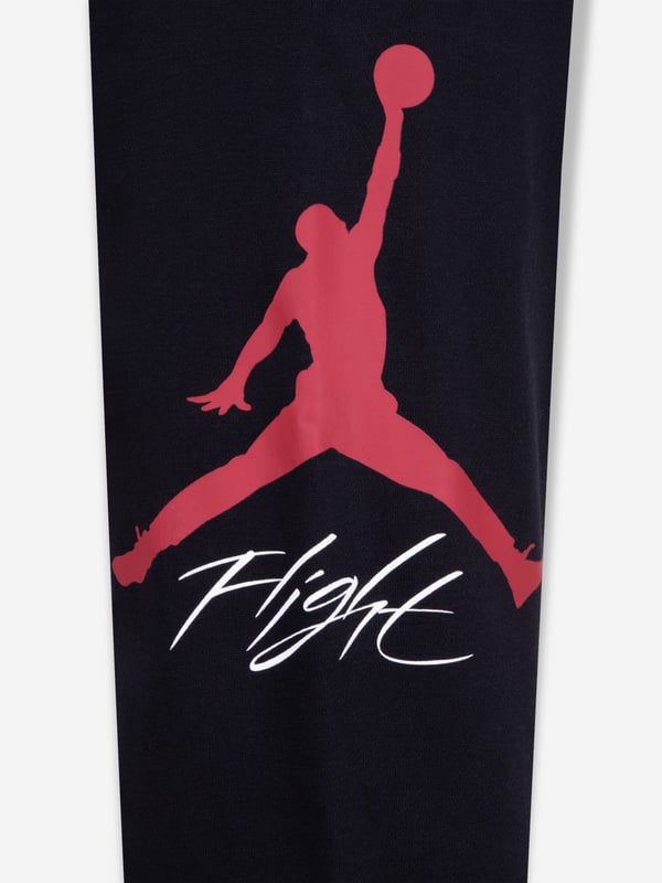 Introducing the Kids Jumpman Baseline Joggers in Black by Jordan, a high-end staple for AW2024. Key features Elite Craftsmanship Expertly tailored for durability and style. Versatile Design Perfect for both boys and girls. Superior Comfort Soft fabric for all-day wear. Iconic Branding Prominent Jumpman logo for distinctive style. Elevate your childs wardrobe with these stylish and comfortable joggers. Secure a pair today!