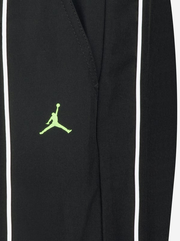 Introducing the exquisite Girls Sport Tunnel Pants in Black by Jordan, an essential addition to her SS2025 wardrobe with unrivalled style and comfort.Key Features Innovative Design Sleek, sporty aesthetics meet functional elegance. Supreme Comfort Crafted with premium fabrics for all-day wear. Versatile Black Effortlessly coordinates with diverse outfits. Durable Quality Built to withstand the rigours of playful adventures.Elevate her look with these chic and durable pants. Perfect for making a stylish statement this season!