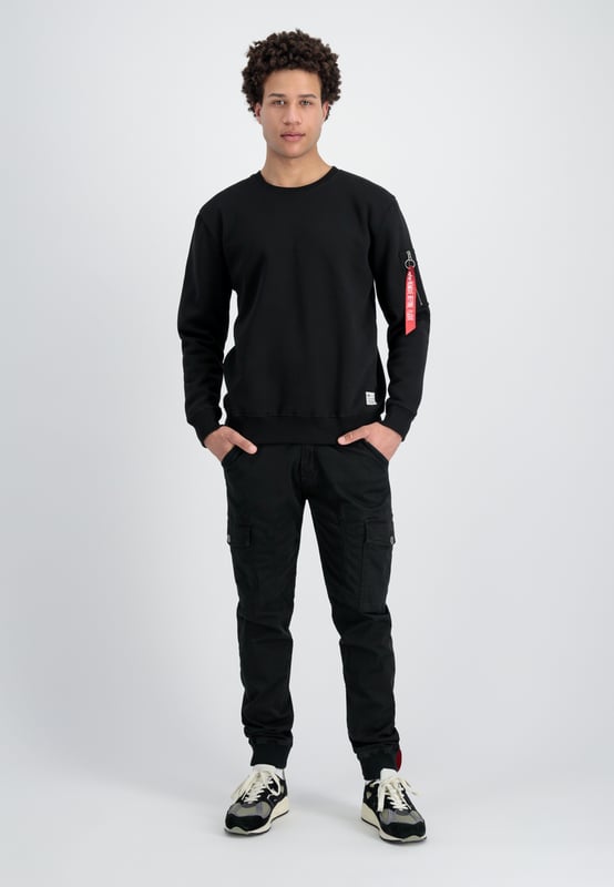The Dragon EMB Sweater from ALPHA INDUSTRIES is a stylish sweatshirt for men. With its regular fit and long sleeves, it offers great wearing comfort for everyday use. The animal print adds a cool look, making it a real eye-catcher. The sweatshirt is unlined, making it perfect for the transitional season.