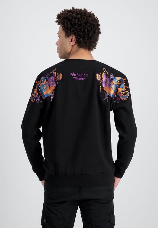 The Dragon EMB Sweater from ALPHA INDUSTRIES is a stylish sweatshirt for men. With its regular fit and long sleeves, it offers great wearing comfort for everyday use. The animal print adds a cool look, making it a real eye-catcher. The sweatshirt is unlined, making it perfect for the transitional season.