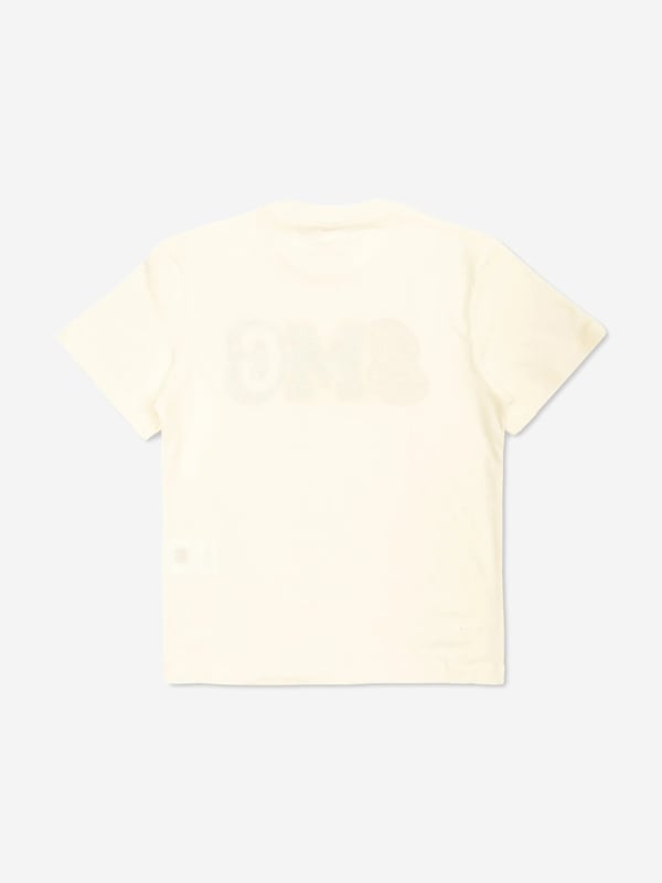 Discover the epitome of chic in children's fashion with the Boys Logo Print T-Shirt in White, crafted by the illustrious Stella McCartney for SS2025. This impeccably styled piece is a quintessential addition to any young gentleman's wardrobe, marrying sophistication with playfulness. Chic Design Elegantly adorned with a signature logo, making it an instant classic. Luxurious Comfort Fabricated with premium, soft materials ensuring comfort for all-day wear. Versatile Perfect for casual outings or celebratory occasions, adapting effortlessly to every setting.Elevate your boy's ensemble with this statement piece from Stella McCartney. Embrace style comfort! Order now.