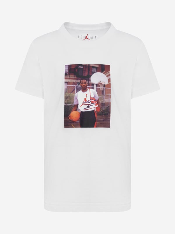 Introducing the quintessential Boys MJ Brand Photo T-Shirt in White from Jordan a high-end staple for SS2025 that promises to elevate your boy's wardrobe with unparalleled style and comfort.Key Features Iconic MJ Image Featuring a striking Michael Jordan graphic, this t-shirt is a homage to a sports legend, perfect for young enthusiasts. Premium Fabric Crafted from superior quality materials, ensuring softness and durability for all-day wear. Versatile Styling Its crisp white hue makes it an easy match with any outfit, ideal for versatile styling options.Revitalise his collection now with this exquisite piece and let him shine in true Jordan fashion. Available for SS2025.