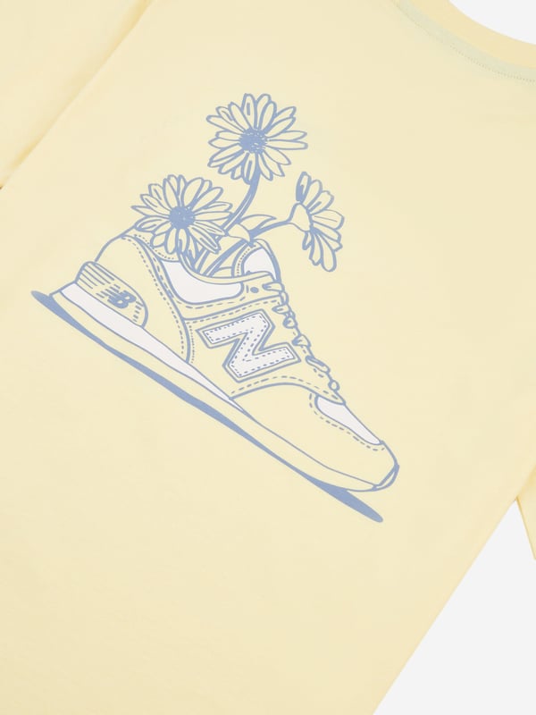 Introducing the Girls Floral Sneaker Back Graphics T-Shirt in Yellow by New Balance Apparel a chic addition for SS2025. Each detail is crafted for style and comfort, ensuring your girl shines with every wear. Eye-catching Design Features vibrant sneaker and floral graphics for a modern twist. Premium Comfort Constructed with soft fabrics for all-day ease. Versatile Yellow Hue Bright and sunny, perfect for pairing with any outfit.Embark on a fashion-forward journey with this exquisite piece. Add flair to your girl's wardrobe today!