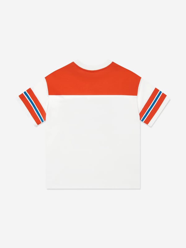 Delight in the elegance of the Stella McCartney Boys Logo T-Shirt in White, a perfect blend of flair and comfort for SS2025. Ideal for the discerning young wardrobe, this tee embodies both chic and cosiness. Sleek Designer Logo Stella's iconic branding lends an upscale touch. Luxurious Comfort Crafted from premium fabrics for all-day ease. Versatile Styling Easily pairs with shorts or trousers for a polished look.Elevate your boy's style with this pristine piece!
