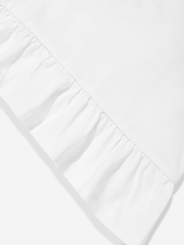 Discover the chic elegance of Guess's Girls Floral Logo T-Shirt in White, an indispensable addition to your girl's SS2025 wardrobe. This designer piece blends sophistication with youthful charm, ideal for the fashion-forward young lady. Exquisite Floral Emblem Embellished with a delicate, eye-catching Guess logo in a floral design for a touch of elegance. Luxurious Comfort Crafted from premium fabric for softness and ease, ensuring all-day wearability. Versatile Style Pristine white hue complements any outfit, perfect for varied occasions from casual playdates to celebratory events.Elevate her collection with this quintessential springsummer tee. Shop now for unmatched style and quality!