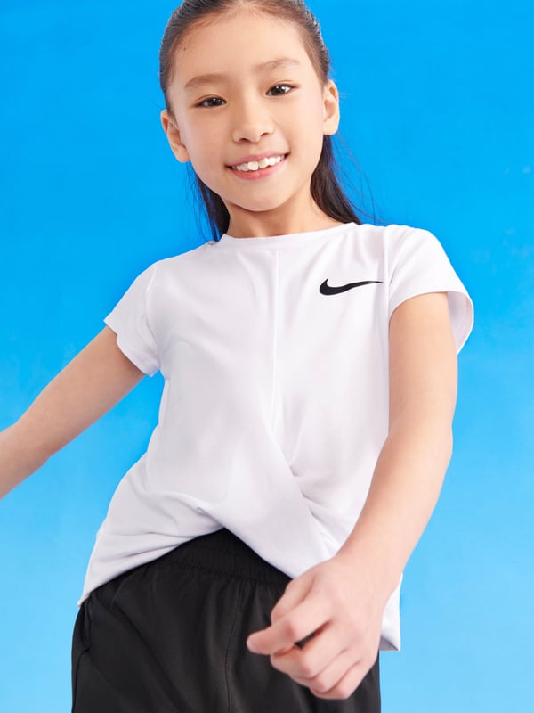 Introducing the Nike Girls All Day Play Twist T-Shirt in Whiteessential for every young lady's SS2025 wardrobe. This chic t-shirt perfectly blends style with comfort, making it ideal for all-day play. Here's why it's a must-have Exquisite Design Features a unique twist cut that adds a fashionable flair. Premium Comfort Crafted from superior, soft fabrics ensuring all-day ease. Versatile White A classic hue that complements any outfit effortlessly.Elevate her style with Nike's latest creation. Perfect for any occasion!