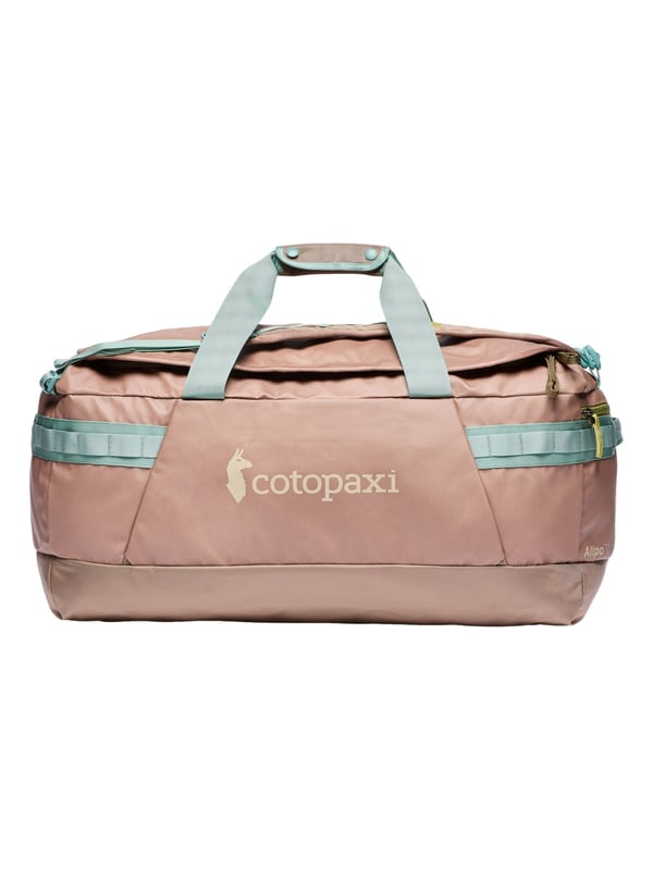 Die Cotopaxi Reisetasche für Damen besticht durch ihre vielseitige Funktionalität und durchdachtes Design, das sowohl Komfort als auch großzügigen Stauraum in einem eleganten Paket vereint. Mit einem beeindruckenden Fassungsvermögen von 70 Litern und den Maßen 66 x 33 x 30 cm bietet diese Tasche ausreichend Platz für längere Reisen, Sportausrüstung oder Wochenendausflüge, wobei das große Hauptfach alle Gegenstände übersichtlich und sicher aufnimmt. Besonders praktisch ist die Möglichkeit, die Tasche als klassischen Reisetasche oder flexibel als Rucksack zu tragen, wobei die gepolsterten Rucksackgurte nicht nur für einen hohen Tragekomfort sorgen, sondern dank ihrer Verstaubarkeit und Abnehmbarkeit auch für optimale Anpassungsfähigkeit an unterschiedliche Tragesituationen stehen. Unter dem Deckel befinden sich mehrere Innentaschen mit Reißverschluss, die Ordnung und Schutz für kleinere Gegenstände garantieren. Ergänzt wird das durch einen mitgelieferten Packbeutel mit Reißverschluss, ideal zum separaten Verstauen von schmutziger Kleidung oder Zubehör. An beiden Enden der Tasche sind robuste Tragegriffe angebracht, die zusätzliches Handling erleichtern und mehr Flexibilität beim Tragen ermöglichen. Zwei Außentaschen bieten schnellen Zugriff auf kleinere Utensilien, während eine Seitentasche mit integriertem Schlüsselclip für Sicherheit und einfachen Zugriff auf Schlüssel sorgt. Diverse Netztaschen innen und außen sorgen für zusätzliche Organisation und Übersichtlichkeit. Gefertigt aus hochwertigen, langlebigen Materialien garantiert diese Reisetasche nicht nur Robustheit, sondern auch einen angenehmen Tragekomfort, der selbst bei voller Beladung erhalten bleibt. Die Cotopaxi Reisetasche ist somit der ideale Begleiter für anspruchsvolle Reisende, die Wert auf Funktionalität, Stil und Komfort legen.