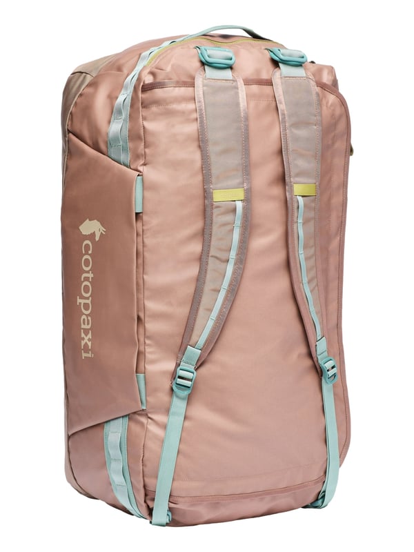 Die Cotopaxi Reisetasche für Damen besticht durch ihre vielseitige Funktionalität und durchdachtes Design, das sowohl Komfort als auch großzügigen Stauraum in einem eleganten Paket vereint. Mit einem beeindruckenden Fassungsvermögen von 70 Litern und den Maßen 66 x 33 x 30 cm bietet diese Tasche ausreichend Platz für längere Reisen, Sportausrüstung oder Wochenendausflüge, wobei das große Hauptfach alle Gegenstände übersichtlich und sicher aufnimmt. Besonders praktisch ist die Möglichkeit, die Tasche als klassischen Reisetasche oder flexibel als Rucksack zu tragen, wobei die gepolsterten Rucksackgurte nicht nur für einen hohen Tragekomfort sorgen, sondern dank ihrer Verstaubarkeit und Abnehmbarkeit auch für optimale Anpassungsfähigkeit an unterschiedliche Tragesituationen stehen. Unter dem Deckel befinden sich mehrere Innentaschen mit Reißverschluss, die Ordnung und Schutz für kleinere Gegenstände garantieren. Ergänzt wird das durch einen mitgelieferten Packbeutel mit Reißverschluss, ideal zum separaten Verstauen von schmutziger Kleidung oder Zubehör. An beiden Enden der Tasche sind robuste Tragegriffe angebracht, die zusätzliches Handling erleichtern und mehr Flexibilität beim Tragen ermöglichen. Zwei Außentaschen bieten schnellen Zugriff auf kleinere Utensilien, während eine Seitentasche mit integriertem Schlüsselclip für Sicherheit und einfachen Zugriff auf Schlüssel sorgt. Diverse Netztaschen innen und außen sorgen für zusätzliche Organisation und Übersichtlichkeit. Gefertigt aus hochwertigen, langlebigen Materialien garantiert diese Reisetasche nicht nur Robustheit, sondern auch einen angenehmen Tragekomfort, der selbst bei voller Beladung erhalten bleibt. Die Cotopaxi Reisetasche ist somit der ideale Begleiter für anspruchsvolle Reisende, die Wert auf Funktionalität, Stil und Komfort legen.