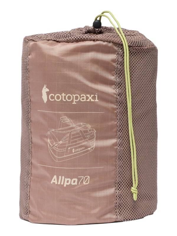 Die Cotopaxi Reisetasche für Damen besticht durch ihre vielseitige Funktionalität und durchdachtes Design, das sowohl Komfort als auch großzügigen Stauraum in einem eleganten Paket vereint. Mit einem beeindruckenden Fassungsvermögen von 70 Litern und den Maßen 66 x 33 x 30 cm bietet diese Tasche ausreichend Platz für längere Reisen, Sportausrüstung oder Wochenendausflüge, wobei das große Hauptfach alle Gegenstände übersichtlich und sicher aufnimmt. Besonders praktisch ist die Möglichkeit, die Tasche als klassischen Reisetasche oder flexibel als Rucksack zu tragen, wobei die gepolsterten Rucksackgurte nicht nur für einen hohen Tragekomfort sorgen, sondern dank ihrer Verstaubarkeit und Abnehmbarkeit auch für optimale Anpassungsfähigkeit an unterschiedliche Tragesituationen stehen. Unter dem Deckel befinden sich mehrere Innentaschen mit Reißverschluss, die Ordnung und Schutz für kleinere Gegenstände garantieren. Ergänzt wird das durch einen mitgelieferten Packbeutel mit Reißverschluss, ideal zum separaten Verstauen von schmutziger Kleidung oder Zubehör. An beiden Enden der Tasche sind robuste Tragegriffe angebracht, die zusätzliches Handling erleichtern und mehr Flexibilität beim Tragen ermöglichen. Zwei Außentaschen bieten schnellen Zugriff auf kleinere Utensilien, während eine Seitentasche mit integriertem Schlüsselclip für Sicherheit und einfachen Zugriff auf Schlüssel sorgt. Diverse Netztaschen innen und außen sorgen für zusätzliche Organisation und Übersichtlichkeit. Gefertigt aus hochwertigen, langlebigen Materialien garantiert diese Reisetasche nicht nur Robustheit, sondern auch einen angenehmen Tragekomfort, der selbst bei voller Beladung erhalten bleibt. Die Cotopaxi Reisetasche ist somit der ideale Begleiter für anspruchsvolle Reisende, die Wert auf Funktionalität, Stil und Komfort legen.