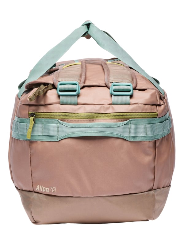 Die Cotopaxi Reisetasche für Damen besticht durch ihre vielseitige Funktionalität und durchdachtes Design, das sowohl Komfort als auch großzügigen Stauraum in einem eleganten Paket vereint. Mit einem beeindruckenden Fassungsvermögen von 70 Litern und den Maßen 66 x 33 x 30 cm bietet diese Tasche ausreichend Platz für längere Reisen, Sportausrüstung oder Wochenendausflüge, wobei das große Hauptfach alle Gegenstände übersichtlich und sicher aufnimmt. Besonders praktisch ist die Möglichkeit, die Tasche als klassischen Reisetasche oder flexibel als Rucksack zu tragen, wobei die gepolsterten Rucksackgurte nicht nur für einen hohen Tragekomfort sorgen, sondern dank ihrer Verstaubarkeit und Abnehmbarkeit auch für optimale Anpassungsfähigkeit an unterschiedliche Tragesituationen stehen. Unter dem Deckel befinden sich mehrere Innentaschen mit Reißverschluss, die Ordnung und Schutz für kleinere Gegenstände garantieren. Ergänzt wird das durch einen mitgelieferten Packbeutel mit Reißverschluss, ideal zum separaten Verstauen von schmutziger Kleidung oder Zubehör. An beiden Enden der Tasche sind robuste Tragegriffe angebracht, die zusätzliches Handling erleichtern und mehr Flexibilität beim Tragen ermöglichen. Zwei Außentaschen bieten schnellen Zugriff auf kleinere Utensilien, während eine Seitentasche mit integriertem Schlüsselclip für Sicherheit und einfachen Zugriff auf Schlüssel sorgt. Diverse Netztaschen innen und außen sorgen für zusätzliche Organisation und Übersichtlichkeit. Gefertigt aus hochwertigen, langlebigen Materialien garantiert diese Reisetasche nicht nur Robustheit, sondern auch einen angenehmen Tragekomfort, der selbst bei voller Beladung erhalten bleibt. Die Cotopaxi Reisetasche ist somit der ideale Begleiter für anspruchsvolle Reisende, die Wert auf Funktionalität, Stil und Komfort legen.