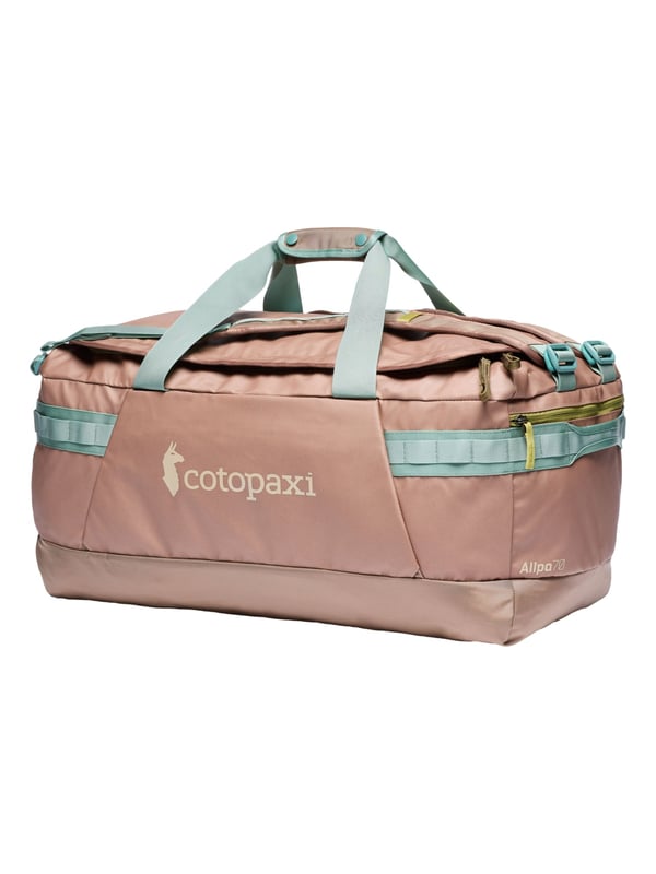 Die Cotopaxi Reisetasche für Damen besticht durch ihre vielseitige Funktionalität und durchdachtes Design, das sowohl Komfort als auch großzügigen Stauraum in einem eleganten Paket vereint. Mit einem beeindruckenden Fassungsvermögen von 70 Litern und den Maßen 66 x 33 x 30 cm bietet diese Tasche ausreichend Platz für längere Reisen, Sportausrüstung oder Wochenendausflüge, wobei das große Hauptfach alle Gegenstände übersichtlich und sicher aufnimmt. Besonders praktisch ist die Möglichkeit, die Tasche als klassischen Reisetasche oder flexibel als Rucksack zu tragen, wobei die gepolsterten Rucksackgurte nicht nur für einen hohen Tragekomfort sorgen, sondern dank ihrer Verstaubarkeit und Abnehmbarkeit auch für optimale Anpassungsfähigkeit an unterschiedliche Tragesituationen stehen. Unter dem Deckel befinden sich mehrere Innentaschen mit Reißverschluss, die Ordnung und Schutz für kleinere Gegenstände garantieren. Ergänzt wird das durch einen mitgelieferten Packbeutel mit Reißverschluss, ideal zum separaten Verstauen von schmutziger Kleidung oder Zubehör. An beiden Enden der Tasche sind robuste Tragegriffe angebracht, die zusätzliches Handling erleichtern und mehr Flexibilität beim Tragen ermöglichen. Zwei Außentaschen bieten schnellen Zugriff auf kleinere Utensilien, während eine Seitentasche mit integriertem Schlüsselclip für Sicherheit und einfachen Zugriff auf Schlüssel sorgt. Diverse Netztaschen innen und außen sorgen für zusätzliche Organisation und Übersichtlichkeit. Gefertigt aus hochwertigen, langlebigen Materialien garantiert diese Reisetasche nicht nur Robustheit, sondern auch einen angenehmen Tragekomfort, der selbst bei voller Beladung erhalten bleibt. Die Cotopaxi Reisetasche ist somit der ideale Begleiter für anspruchsvolle Reisende, die Wert auf Funktionalität, Stil und Komfort legen.