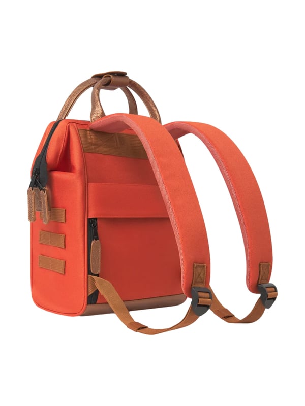 Kompakt, durchdacht und überraschend vielseitig – dieser 10-Liter-Rucksack ist der perfekte Begleiter für deinen Alltag. Die extra große Rucksacköffnung mit Reißverschluss macht das Ein- und Auspacken zum Kinderspiel. Gepolsterte, atmungsaktive Schultergurte sorgen für angenehmen Tragekomfort, auch bei längeren Strecken. Zwei kurze Henkel oben ermöglichen dir zudem das Tragen in der Hand – ganz flexibel. Im Inneren überzeugt ein Laptopfach für Geräte bis zu 10,5 Zoll sowie mehrere praktische Innentaschen. Ein verstecktes Geheimfach auf der Rückseite bewahrt Wertsachen sicher und unauffällig auf. Zwei auswechselbare Vordertaschen mit Reißverschluss bringen frischen Wind in deinen Look – je nach Lust und Anlass. Die integrierte Kofferschlaufe macht ihn zum idealen Reisebegleiter. Wasserabweisendes Material und das gestreifte Futter mit Label-Schriftzug verbinden Funktionalität mit Stil. Abgerundet wird das Design durch aufgenähte Label-Patches – für einen modernen, urbanen Look.