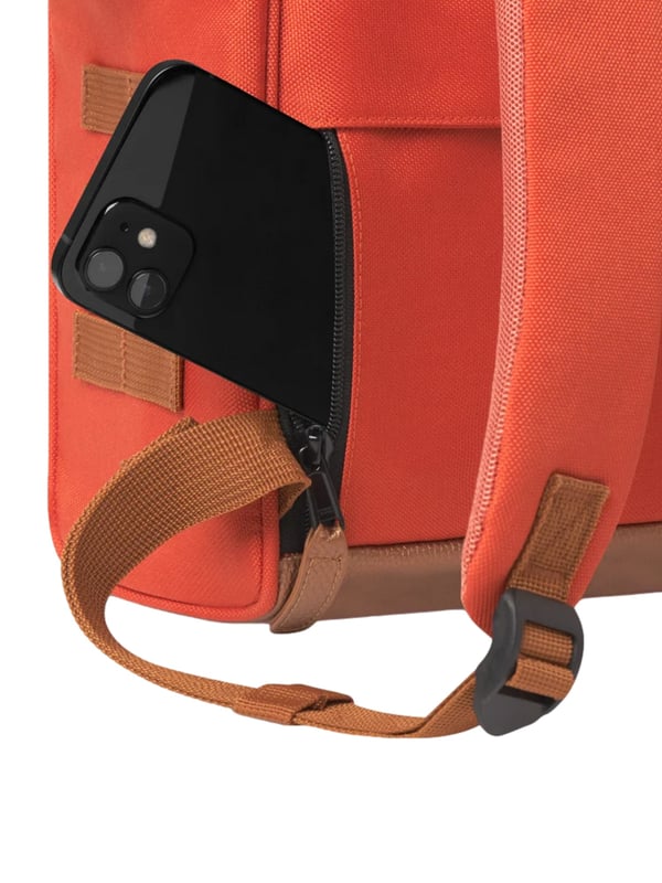 Kompakt, durchdacht und überraschend vielseitig – dieser 10-Liter-Rucksack ist der perfekte Begleiter für deinen Alltag. Die extra große Rucksacköffnung mit Reißverschluss macht das Ein- und Auspacken zum Kinderspiel. Gepolsterte, atmungsaktive Schultergurte sorgen für angenehmen Tragekomfort, auch bei längeren Strecken. Zwei kurze Henkel oben ermöglichen dir zudem das Tragen in der Hand – ganz flexibel. Im Inneren überzeugt ein Laptopfach für Geräte bis zu 10,5 Zoll sowie mehrere praktische Innentaschen. Ein verstecktes Geheimfach auf der Rückseite bewahrt Wertsachen sicher und unauffällig auf. Zwei auswechselbare Vordertaschen mit Reißverschluss bringen frischen Wind in deinen Look – je nach Lust und Anlass. Die integrierte Kofferschlaufe macht ihn zum idealen Reisebegleiter. Wasserabweisendes Material und das gestreifte Futter mit Label-Schriftzug verbinden Funktionalität mit Stil. Abgerundet wird das Design durch aufgenähte Label-Patches – für einen modernen, urbanen Look.
