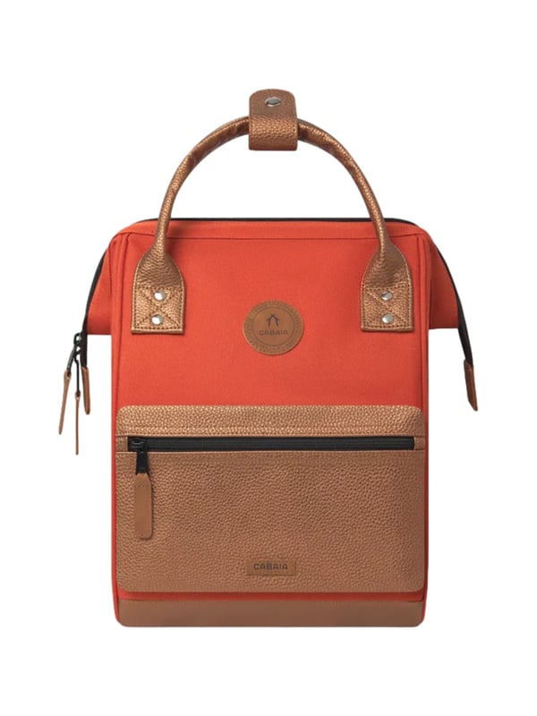 Kompakt, durchdacht und überraschend vielseitig – dieser 10-Liter-Rucksack ist der perfekte Begleiter für deinen Alltag. Die extra große Rucksacköffnung mit Reißverschluss macht das Ein- und Auspacken zum Kinderspiel. Gepolsterte, atmungsaktive Schultergurte sorgen für angenehmen Tragekomfort, auch bei längeren Strecken. Zwei kurze Henkel oben ermöglichen dir zudem das Tragen in der Hand – ganz flexibel. Im Inneren überzeugt ein Laptopfach für Geräte bis zu 10,5 Zoll sowie mehrere praktische Innentaschen. Ein verstecktes Geheimfach auf der Rückseite bewahrt Wertsachen sicher und unauffällig auf. Zwei auswechselbare Vordertaschen mit Reißverschluss bringen frischen Wind in deinen Look – je nach Lust und Anlass. Die integrierte Kofferschlaufe macht ihn zum idealen Reisebegleiter. Wasserabweisendes Material und das gestreifte Futter mit Label-Schriftzug verbinden Funktionalität mit Stil. Abgerundet wird das Design durch aufgenähte Label-Patches – für einen modernen, urbanen Look.