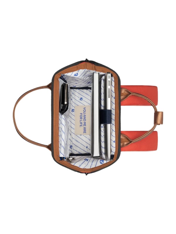 Kompakt, durchdacht und überraschend vielseitig – dieser 10-Liter-Rucksack ist der perfekte Begleiter für deinen Alltag. Die extra große Rucksacköffnung mit Reißverschluss macht das Ein- und Auspacken zum Kinderspiel. Gepolsterte, atmungsaktive Schultergurte sorgen für angenehmen Tragekomfort, auch bei längeren Strecken. Zwei kurze Henkel oben ermöglichen dir zudem das Tragen in der Hand – ganz flexibel. Im Inneren überzeugt ein Laptopfach für Geräte bis zu 10,5 Zoll sowie mehrere praktische Innentaschen. Ein verstecktes Geheimfach auf der Rückseite bewahrt Wertsachen sicher und unauffällig auf. Zwei auswechselbare Vordertaschen mit Reißverschluss bringen frischen Wind in deinen Look – je nach Lust und Anlass. Die integrierte Kofferschlaufe macht ihn zum idealen Reisebegleiter. Wasserabweisendes Material und das gestreifte Futter mit Label-Schriftzug verbinden Funktionalität mit Stil. Abgerundet wird das Design durch aufgenähte Label-Patches – für einen modernen, urbanen Look.