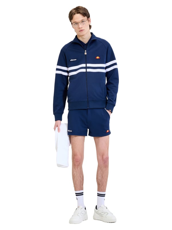 Diese Herren-Trainingsjacke verbindet sportliche Dynamik mit modernem Design. Der Color-Block-Look sorgt für einen frischen, markanten Auftritt. Raglanärmel bieten optimale Bewegungsfreiheit und betonen den lässigen Stil. Der Stehkragen setzt ein modisches Statement. Mit dem durchgehenden Reißverschluss lässt sich die Jacke schnell an- und ausziehen. Seitliche Eingrifftaschen bieten Platz für Kleinigkeiten oder einfach einen lässigen Griff. Bündchen an Ärmeln und Saum sorgen für einen perfekten Sitz. Dezente Label-Details runden das Design stimmig ab. Das weiche Material garantiert dabei besten Tragekomfort – den ganzen Tag. Ideal für sportive Outfits oder als cooler Alltagsbegleiter.