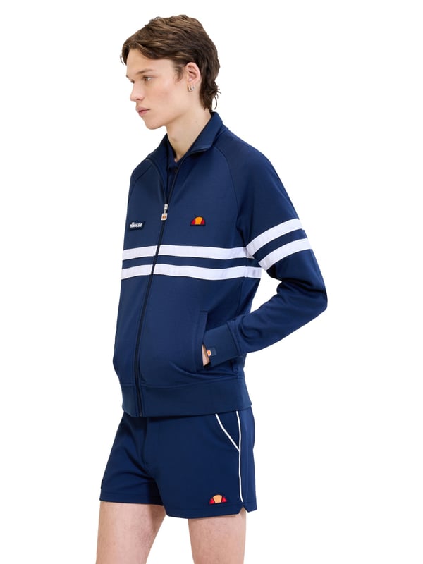 Diese Herren-Trainingsjacke verbindet sportliche Dynamik mit modernem Design. Der Color-Block-Look sorgt für einen frischen, markanten Auftritt. Raglanärmel bieten optimale Bewegungsfreiheit und betonen den lässigen Stil. Der Stehkragen setzt ein modisches Statement. Mit dem durchgehenden Reißverschluss lässt sich die Jacke schnell an- und ausziehen. Seitliche Eingrifftaschen bieten Platz für Kleinigkeiten oder einfach einen lässigen Griff. Bündchen an Ärmeln und Saum sorgen für einen perfekten Sitz. Dezente Label-Details runden das Design stimmig ab. Das weiche Material garantiert dabei besten Tragekomfort – den ganzen Tag. Ideal für sportive Outfits oder als cooler Alltagsbegleiter.